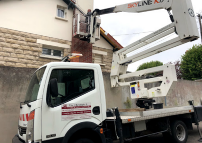 Intervention avec camion nacelle pour travaux de couverture
