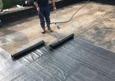 Pose de membrane d’étanchéité sur toiture terrasse