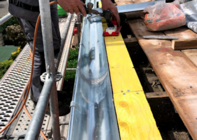 Artisan couvreur réalisant des travaux de zinguerie en hauteur