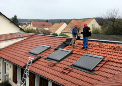 Installation de fenêtres de toit Velux sur toiture en tuiles