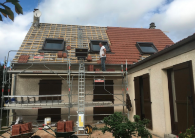 Chantier de rénovation de toiture avec pose de fenêtres de toit