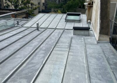 Toiture zinc moderne avec travaux d’étanchéité