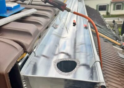Pose de gouttière zinc pour évacuation des eaux pluviales par l'entreprise Christophe 92