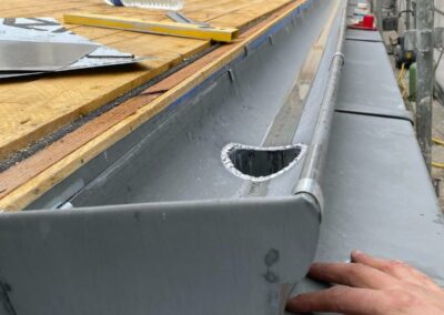 Installation de gouttière aluminium sur toiture neuve