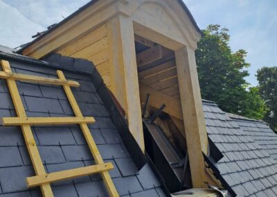 Artisan couvreur intervenant sur toiture dans les Hauts-de-Seine