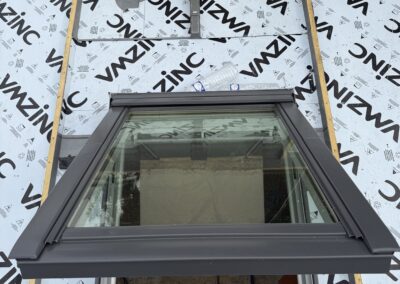 Installation de fenêtre de toit Velux sur toiture zinc