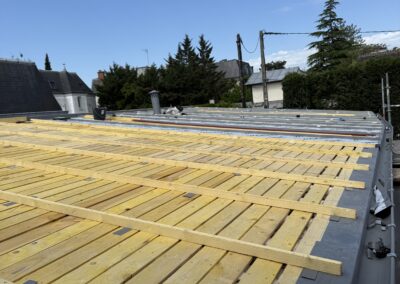 Travaux de charpente et préparation de toiture avant couverture