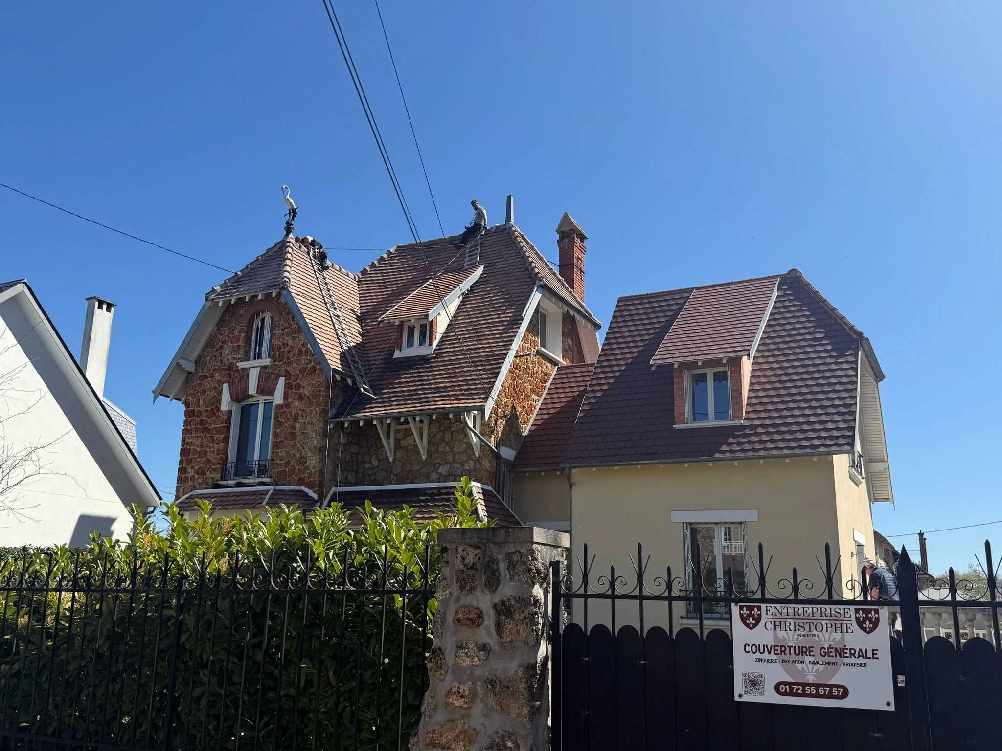 Chantier de rénovation de toiture à Boulogne-Billancourt Maison avec toiture rénovée par Entreprise Christophe à Boulogne-Billancourt