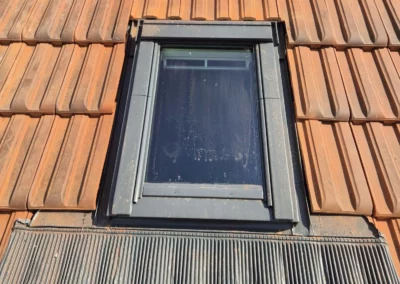 Installation d'une fenêtre de toit Velux sur une toiture en tuiles à Boulogne-Billancourt par Entreprise Christophe