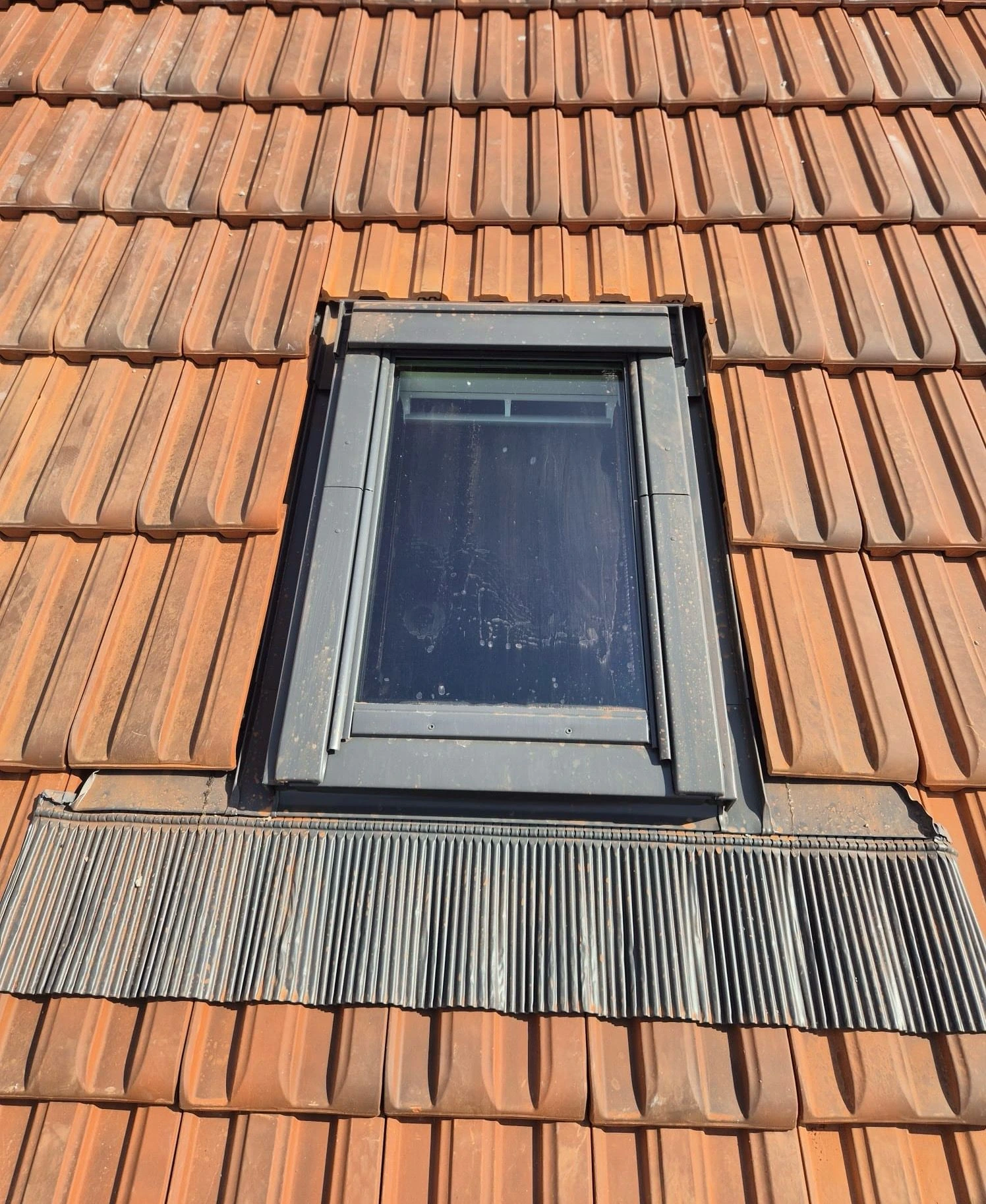 Pose de fenêtre de toit Velux à Boulogne-Billancourt Installation d'une fenêtre de toit Velux sur une toiture en tuiles à Boulogne-Billancourt par Entreprise Christophe