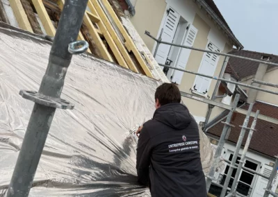 Couvreur Entreprise Christophe réalisant des travaux de rénovation de toiture à Boulogne-Billancourt